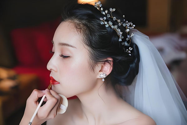 眉山新娘跟妆|眉山嫁衣红妆彩妆工作室
